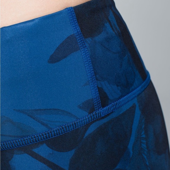 Lululemon Wunder Under Crop II *Full-On Luxtreme
Jumbo Inky Floral Black Inkwell - Picture 4 of 9